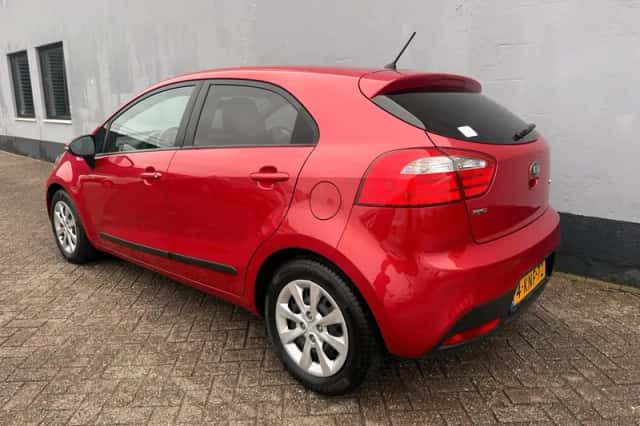 Kia Rio (2013) thumbnail 3