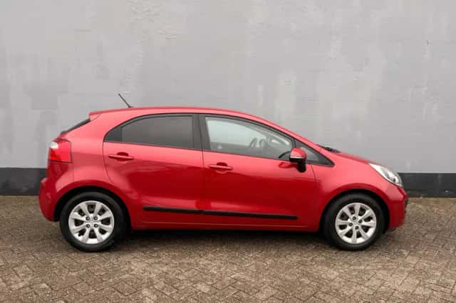 Kia Rio (2013) thumbnail 5