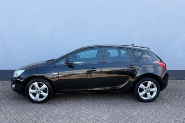 Opel Astra (2012) thumbnail 2