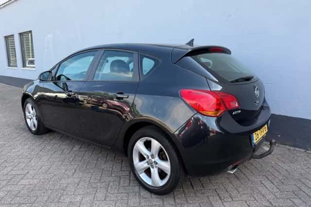 Opel Astra (2012) thumbnail 3