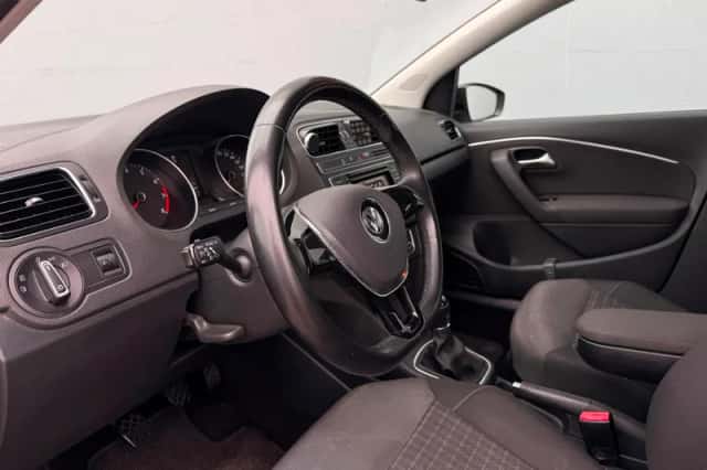 Volkswagen Polo (2015) thumbnail 6