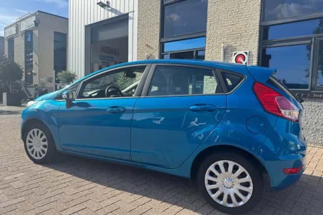 Ford Fiesta (2013) thumbnail 2