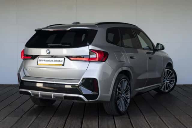 BMW iX1 (2023) thumbnail 2