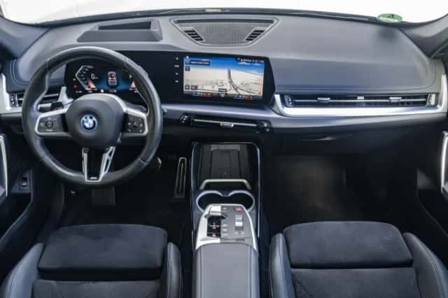BMW iX1 (2023) thumbnail 3
