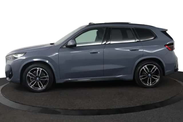 BMW iX1 (2023) thumbnail 3