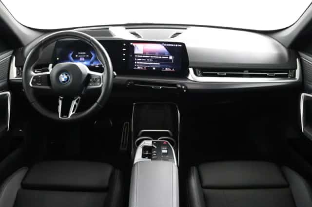 BMW iX1 (2023) thumbnail 4