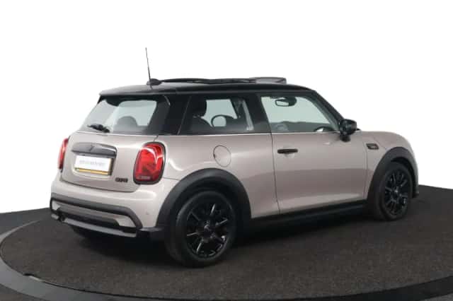 MINI Cooper (2023) thumbnail 2
