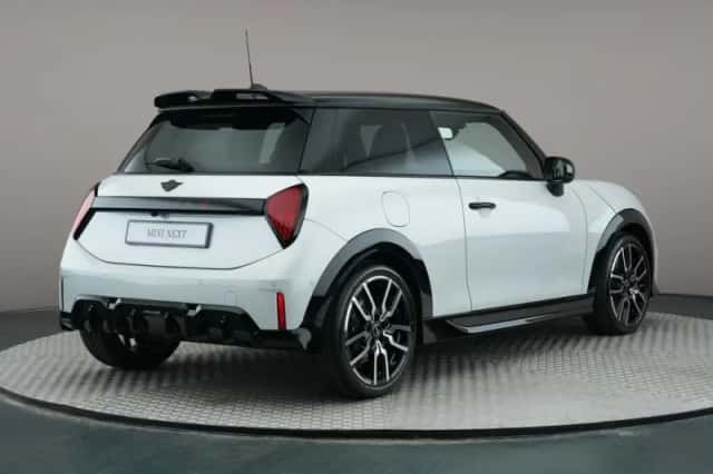 MINI Cooper S (2025) thumbnail 2