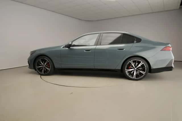 BMW i5 (2026) thumbnail 3