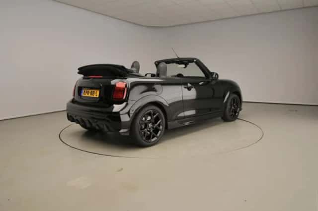 MINI Cabrio (2026) thumbnail 2