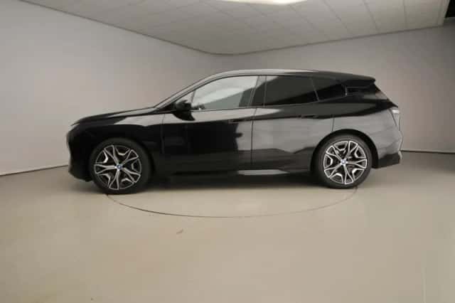 BMW iX (2023) thumbnail 2