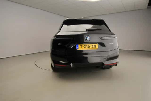 BMW iX (2023) thumbnail 3