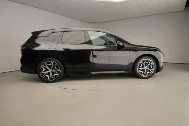 BMW iX (2023) thumbnail 4