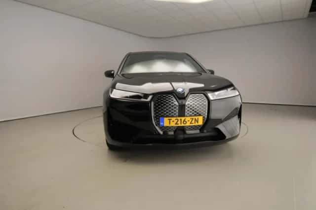 BMW iX (2023) thumbnail 5