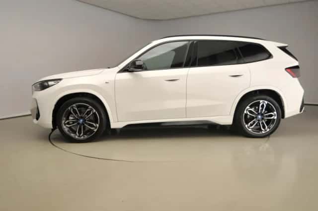 BMW iX1 (2023) thumbnail 2