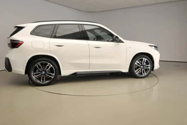 BMW iX1 (2023) thumbnail 4
