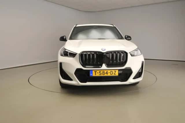 BMW iX1 (2023) thumbnail 5
