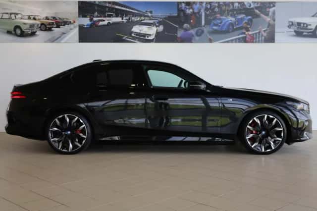 BMW i5 (2024) thumbnail 3
