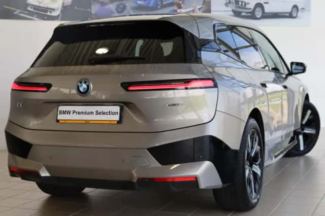 BMW iX (2023) thumbnail 2