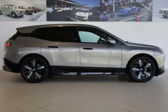 BMW iX (2023) thumbnail 3