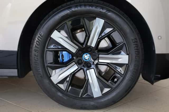 BMW iX (2023) thumbnail 6
