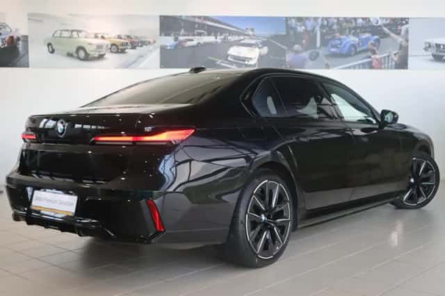 BMW i7 (2023) thumbnail 2