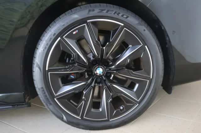 BMW i7 (2023) thumbnail 6