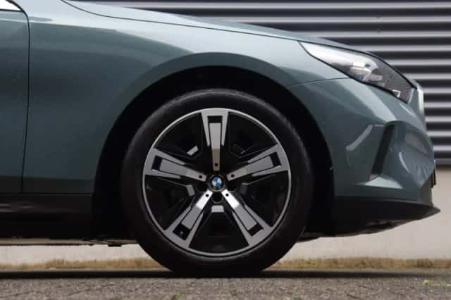 BMW i5 (2025) thumbnail 6