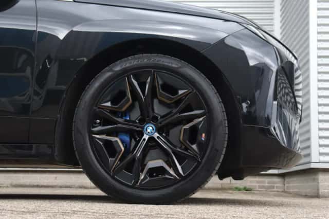 BMW iX (2024) thumbnail 6