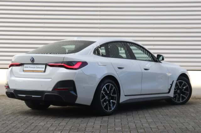 BMW i4 (2023) thumbnail 2