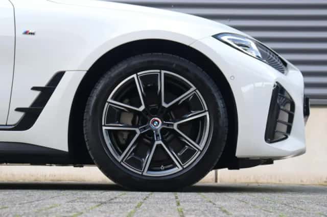 BMW i4 (2023) thumbnail 6