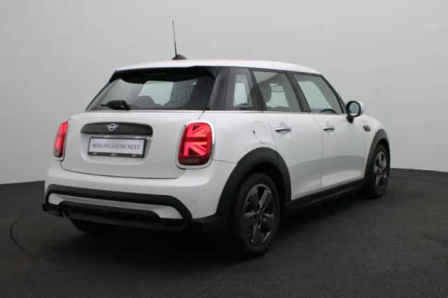 MINI Cooper (2024) thumbnail 2