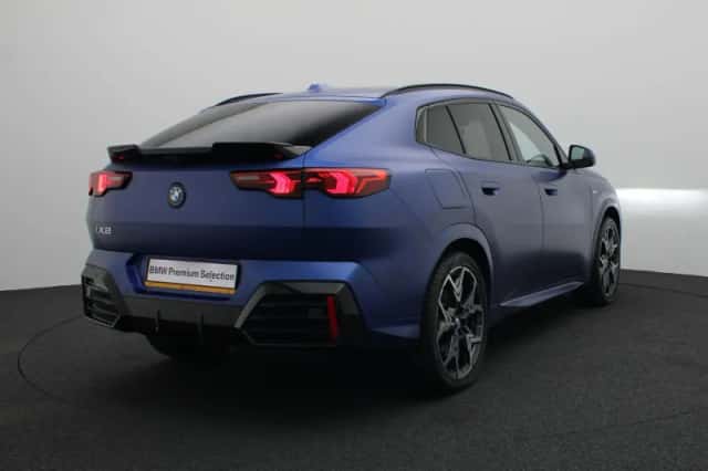 BMW iX2 (2024) thumbnail 2