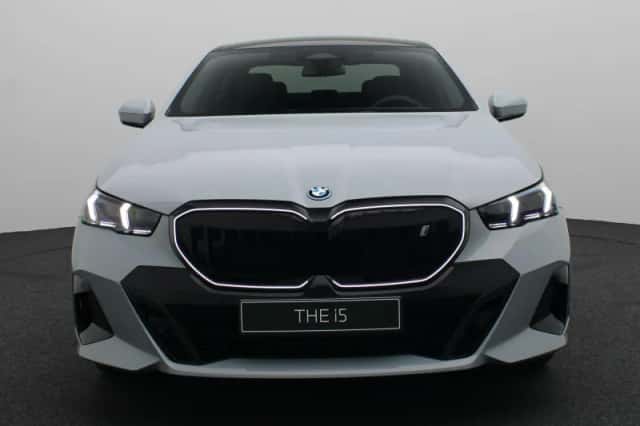BMW i5 (2026) thumbnail 3