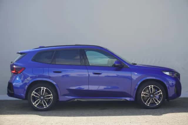 BMW iX1 (2023) thumbnail 4