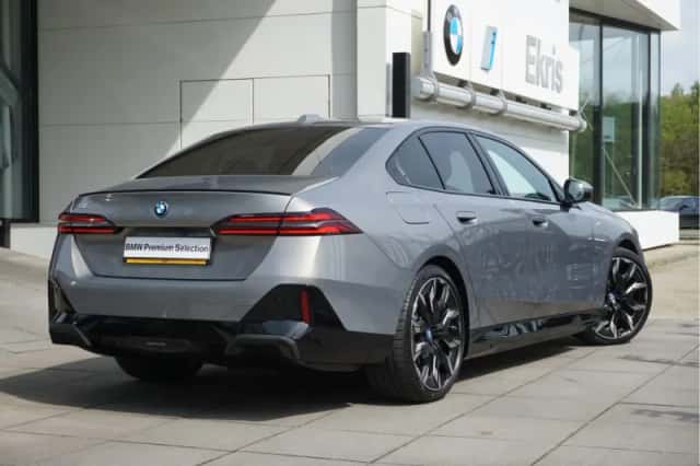 BMW i5 (2024) thumbnail 2