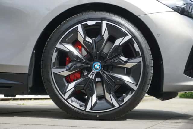 BMW i5 (2024) thumbnail 6