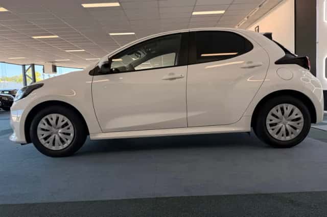 Toyota Yaris (2022) thumbnail 2