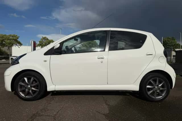 Toyota Aygo (2011) thumbnail 2