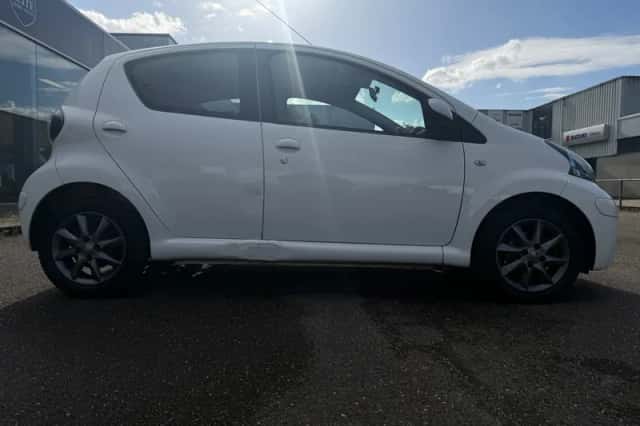 Toyota Aygo (2011) thumbnail 4