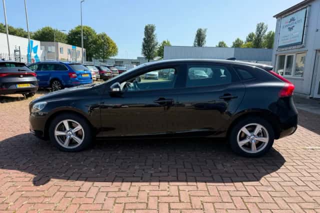Volvo V40 (2016) thumbnail 2