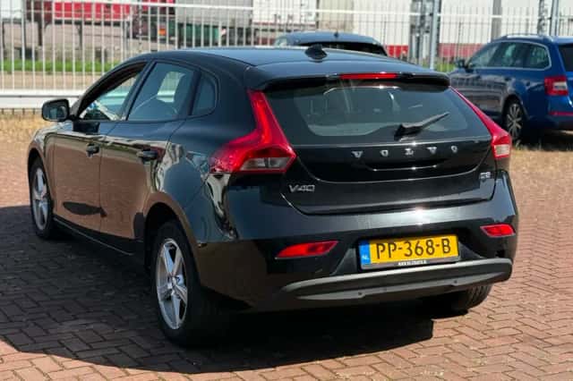 Volvo V40 (2016) thumbnail 3
