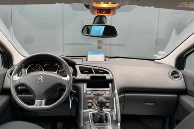 Peugeot 3008 (2015) thumbnail 4