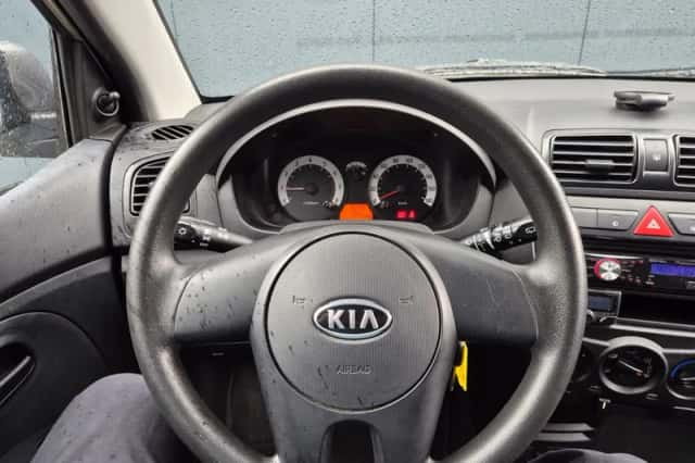 Kia Picanto (2010) thumbnail 5