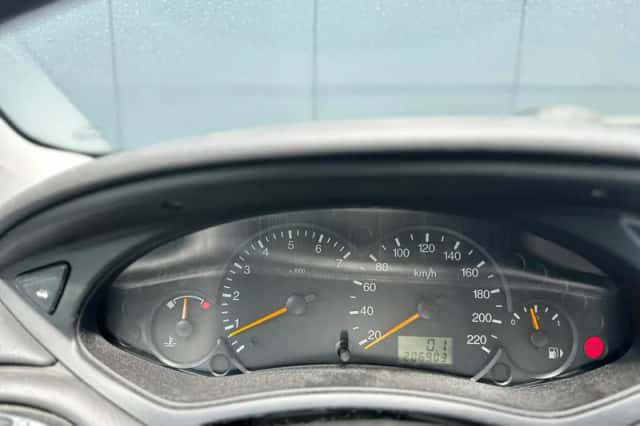 Ford Focus (2002) thumbnail 3
