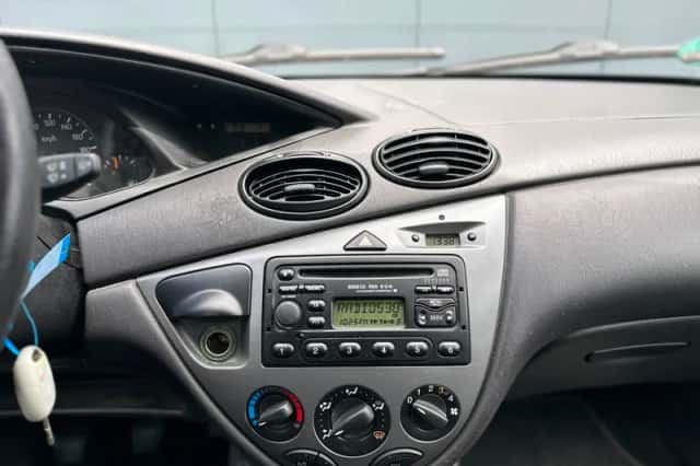 Ford Focus (2002) thumbnail 6