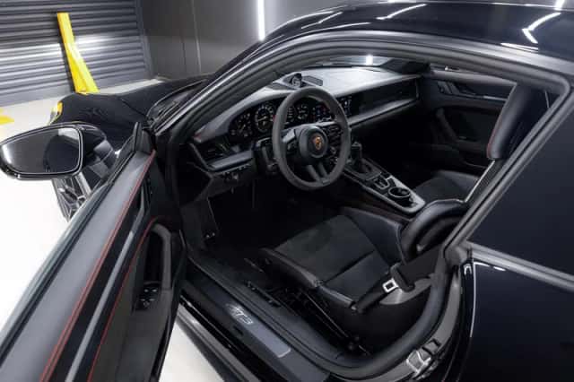Porsche 911 (2023) thumbnail 2