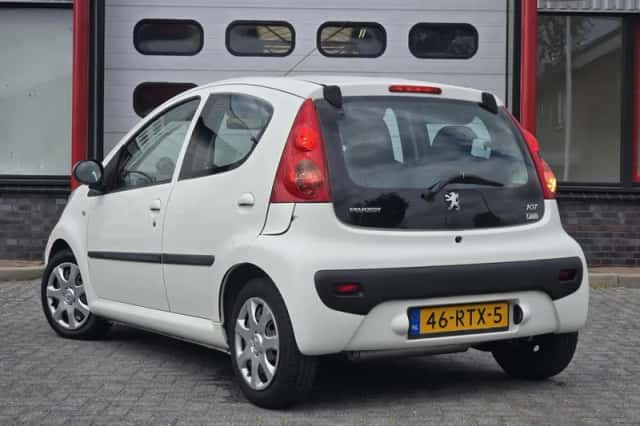 Peugeot 107 (2011) thumbnail 2