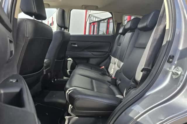 Mitsubishi Outlander (2013) thumbnail 5