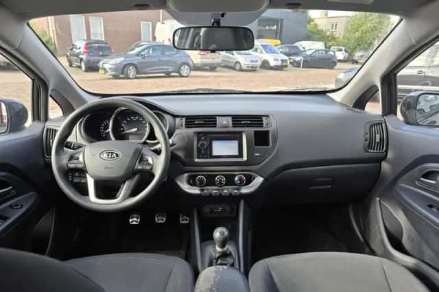 Kia Rio (2012) thumbnail 3